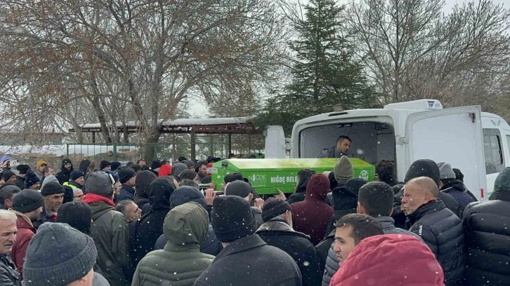 Depremde hayatını kaybeden anne ve 3 çocuğuna son görev
