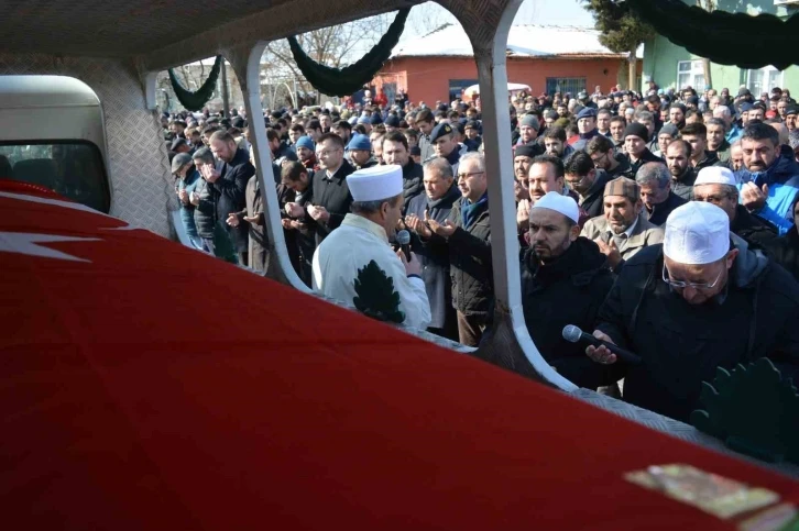 Depremde hayatını kaybeden öğretmen dualarla toprağa verildi
