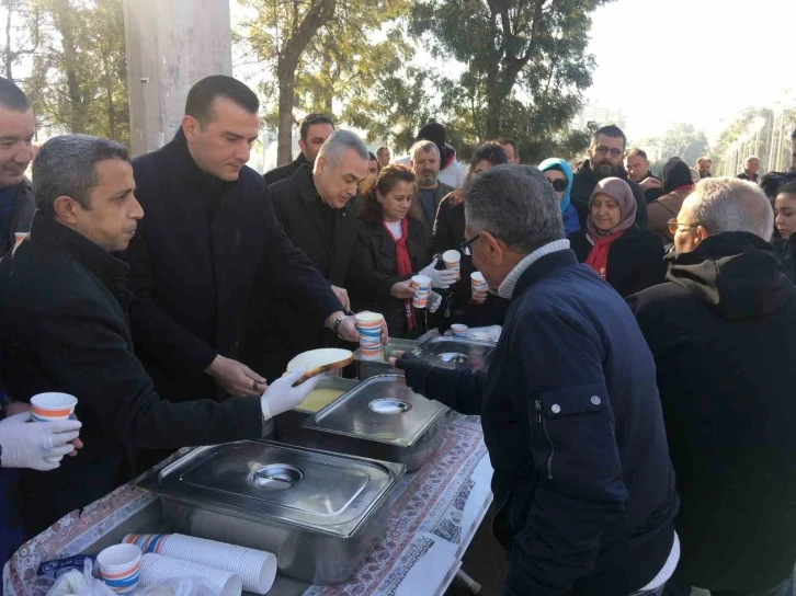 Depremde hayatını kaybedenler adına çorba dağıtıldı
