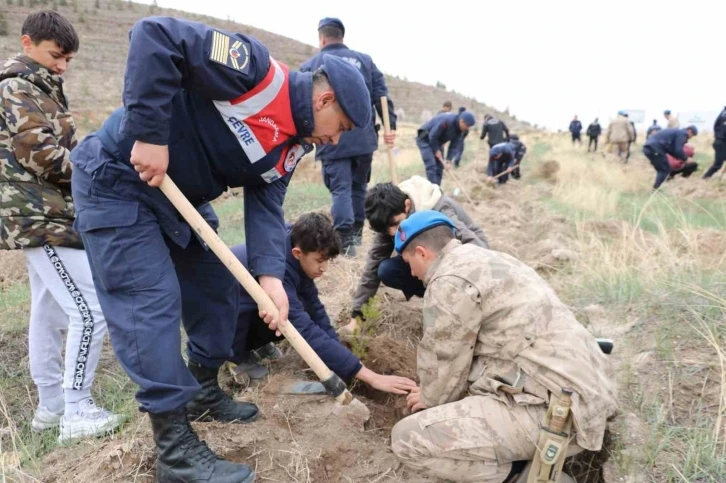 Depremde hayatını kaybedenler Aksaray’da fidan dikilerek anıldı
