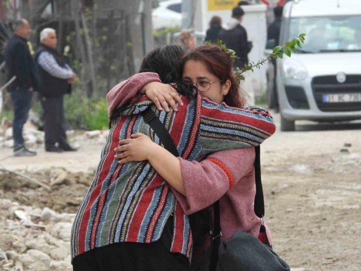 Depremde hayatını kaybedenler için 40. günde anma yürüyüşü
