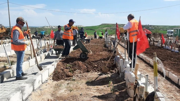 Depremde hayatını kaybedenlerin mezarları düzenleniyor
