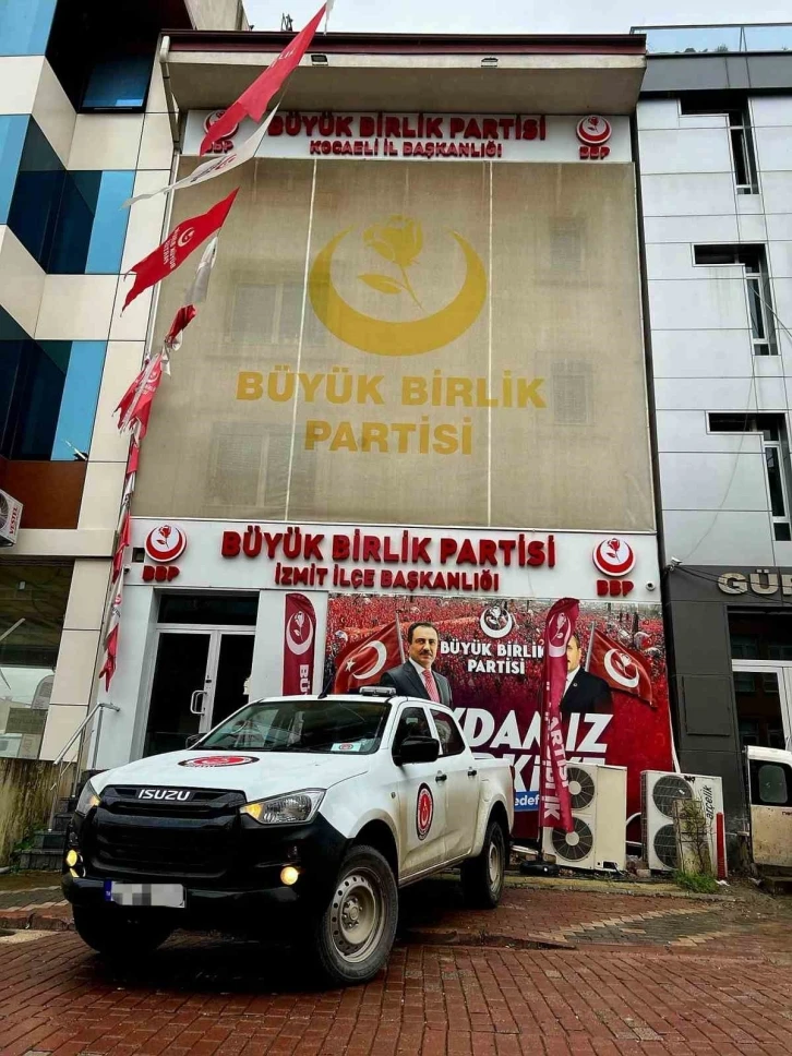 Depremde özveriyle çalışmışlardı, arama-kurtarma aracı hediye edildi
