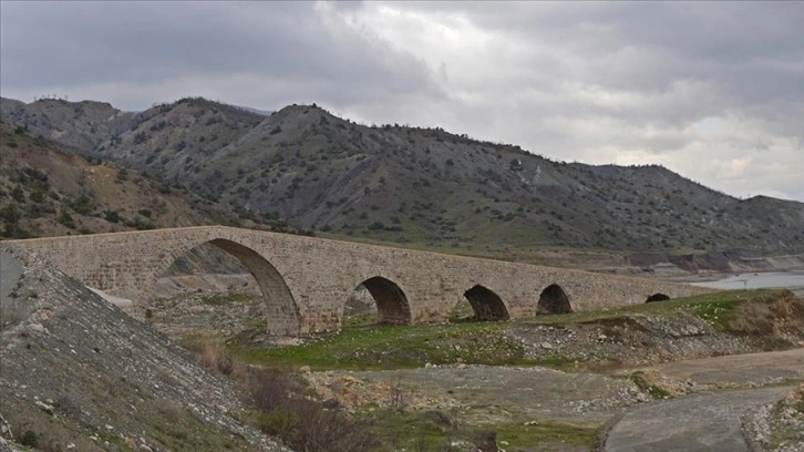 Depremden etkilenen Gölbaşı'ndaki tarihi Altınlı Köprüsü ayakta kaldı