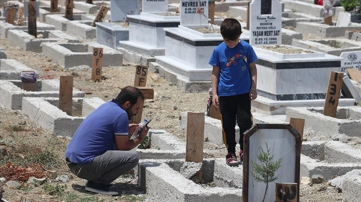 Depremden etkilenen Hatay'da buruk Babalar Günü