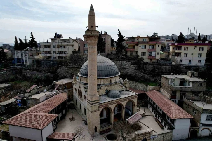 Depremden önce turist akınına uğruyordu, şimdilerde yanından korkarak geçiliyor