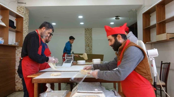 Depremin etkilediği Hatay’da Ramazan’ın vazgeçilmezi "küncülü helva" geleneği sürüyor
