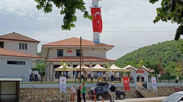 Depremin merkez üssünde yıkılan cami, 20 ay sonra yeniden ibadete açıldı
