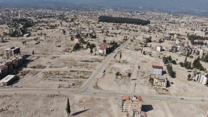 Depremin yok ettiği kent merkezinde inşaatlar gece gündüz demeden devam ediyor
