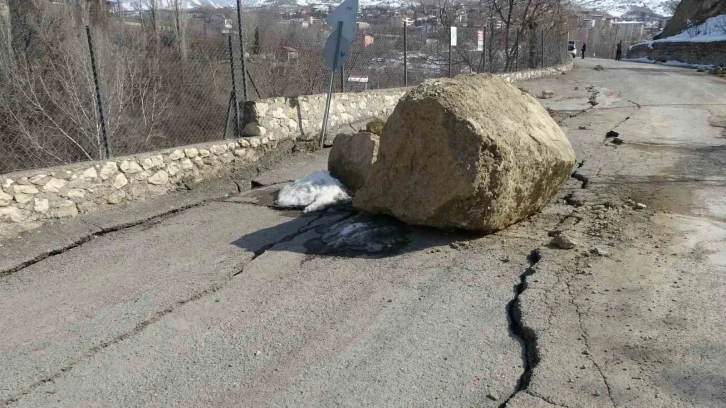 Depremle oluşan heyelanda dev kayalar yola düştü
