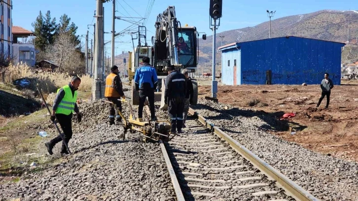 Depremler bin 275 kilometrelik demir yolu hattına hasar verdi
