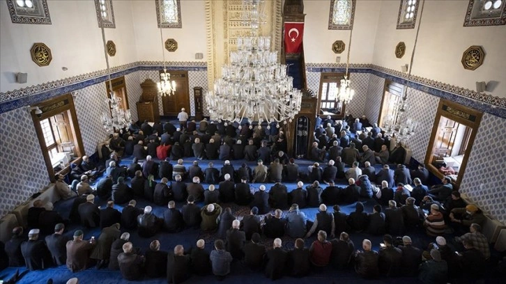 Depremlerde hayatını kaybedenler için tarihi camilerde mevlit okutuldu