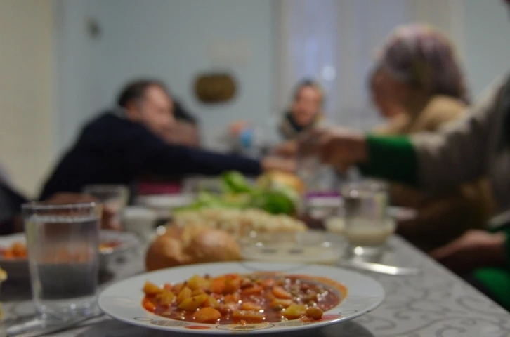 Depremzede aileler Ramazan ayını bağ evlerinde geçiriyor
