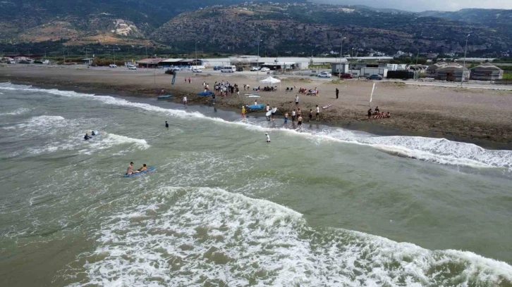 Depremzede çocuklar Akdeniz’in dalgalarında sörf yapmayı öğreniyor
