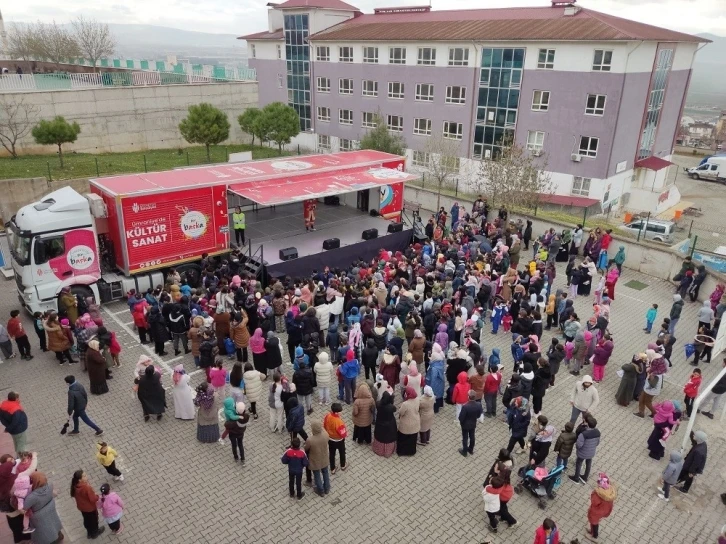 Depremzede çocukların yüzünü Ümraniye Belediyesi eğlence tırı güldürüyor
