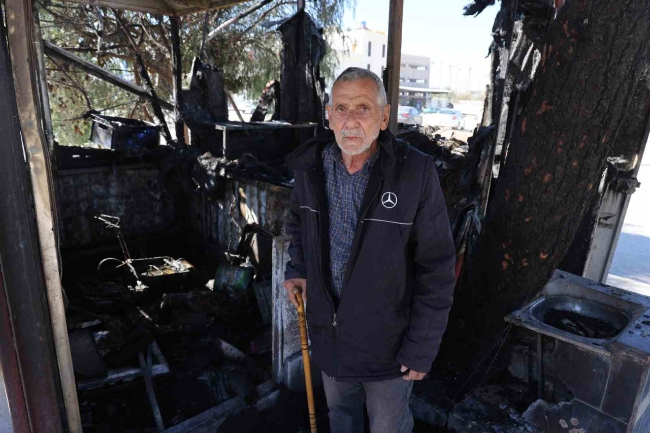 Depremzede esnafın prefabrik iş yeri alevlere teslim oldu
