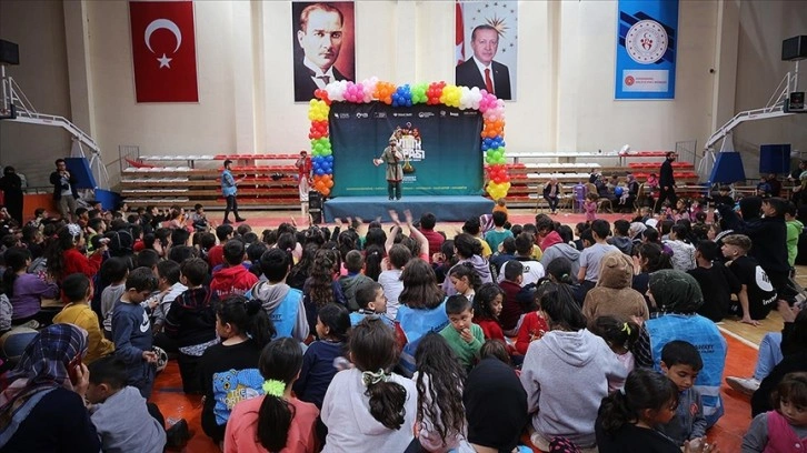 Depremzede genç ve çocuklar etkinliklerle afetin etkisinden uzak vakit geçirdi