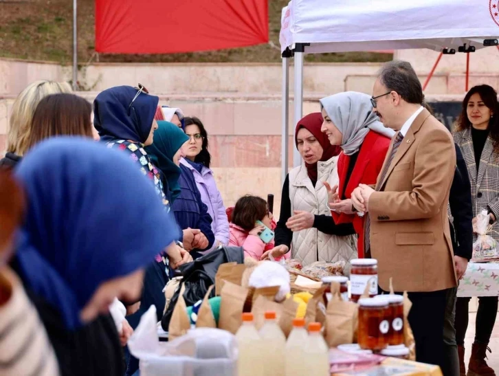 Depremzede vatandaşlar için hayır çarşısı kuruldu
