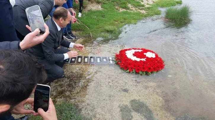 Depremzedeler unutulmadı: Abant Gölü’ne 11 ilin isminin bulunduğu çelenk bırakıldı
