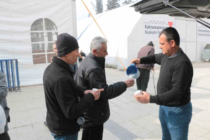 Depremzedelere her gün 60 litre süt dağıtıyor
