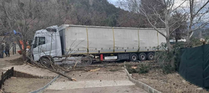 Depremzedelere yardım tırı kaza yaptı