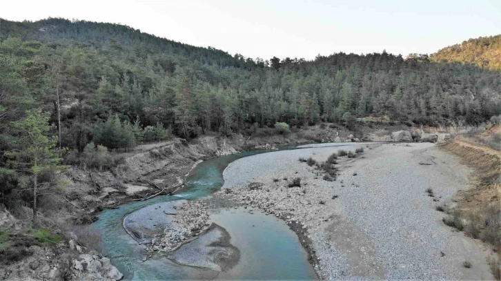 Derenin ayırdığı 2 mahalle 50 metrelik mesafede orucu 3 dakika geç açıyor
