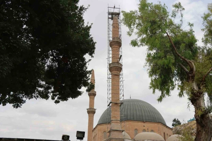 Dergah Cami minaresinde onarım çalışması sürüyor
