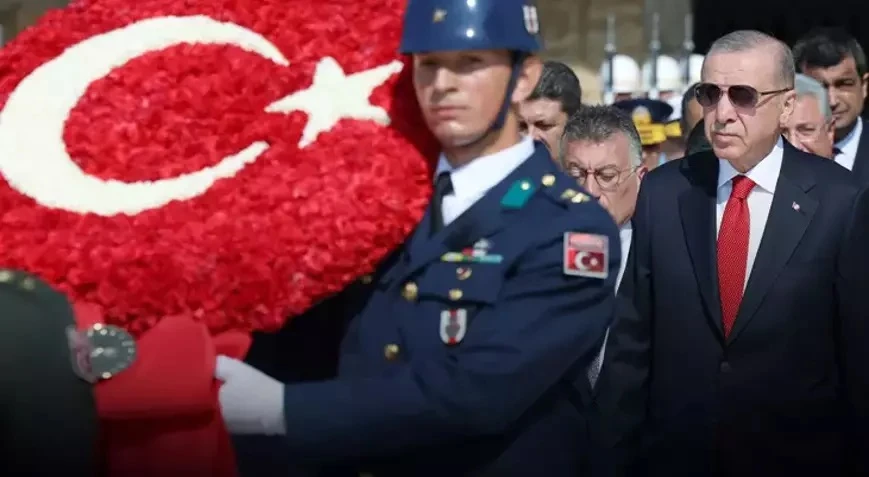 Devlet erkanı Atatürk'ün huzurunda