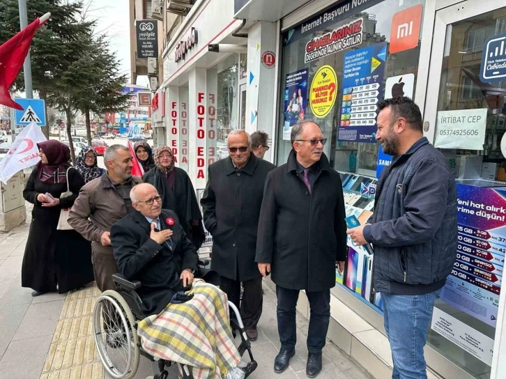 Devrilen ağaç altında kalarak yaralanan başkan adayı tekerlekli sandalyeyle seçim çalışmalarına başladı
