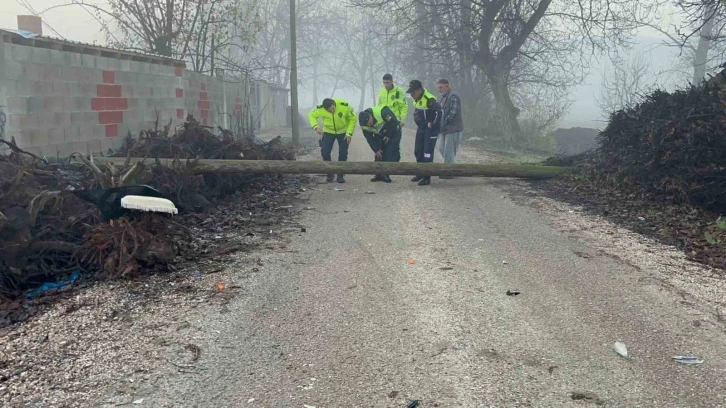 Bursa’da devrilen direğe çarpan motosikletin sürücüsü yaralandı