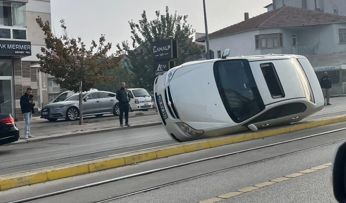 Devrilen otomobil tramvay seferlerini aksattı
