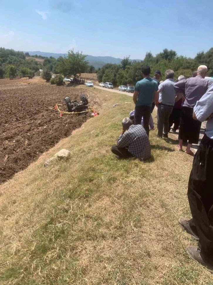 Devrilen traktörün altında kalan çiftçi hayatını kaybetti
