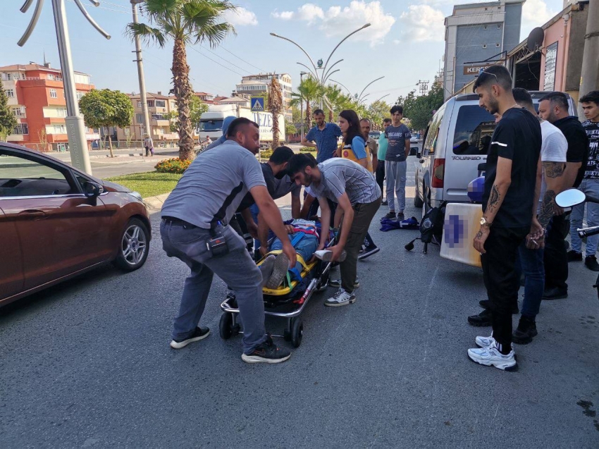 Yola çıkan yayaya çarpmamak isterken park halindeki araca girdi