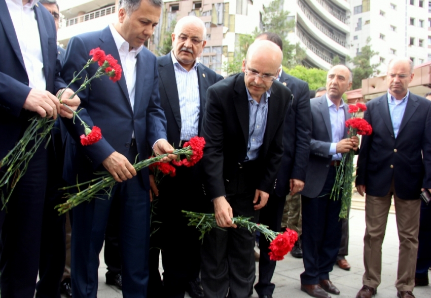 Bakan Şimşek patlamanın yaşandığı alana karanfil bıraktı