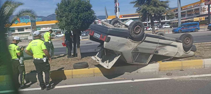 Hafriyat kamyonu çarptığı otomobili metrelerce sürükledi