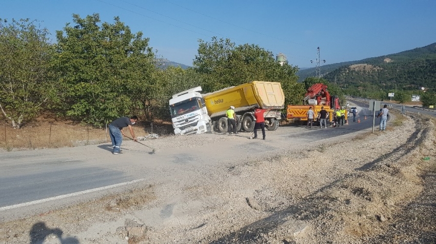 Kaza sonrası çakıl dolan yolu ellerine aldıkları fırçalarla temizleyip yıkadılar