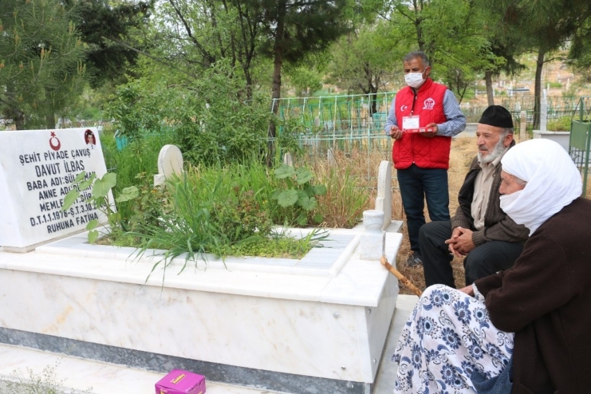 80 yaşındaki şehit annesi oğlunun mezarına götürüldü