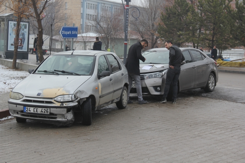 Kaza yaptı, sınavdan çıkmasını bekledi