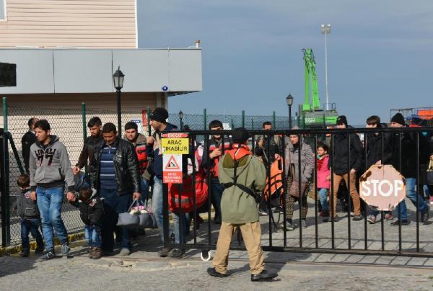 Dikili açıklarında 54 mülteci yakalandı