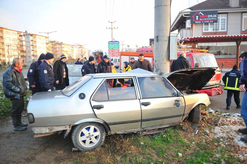 Bursa'da direğe çarpan otomobilde can pazarı