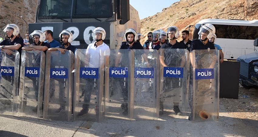 Diyarbakır’da izinsiz yürüyüşe polis engeli