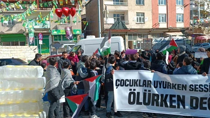 Dicle ilçesinde çocuklardan Gazze’ye destek yürüyüşü
