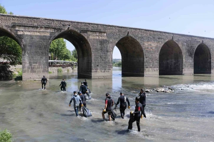 Dicle Nehri’ne depremde hayatını kaybedenler için ‘vefa’ çelengi bırakıldı
