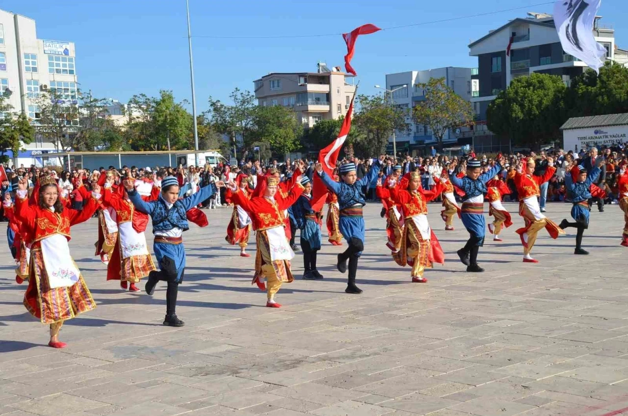 Didim’de 29 Ekim Cumhuriyet Bayramı renkli görüntülerle kutlandı
