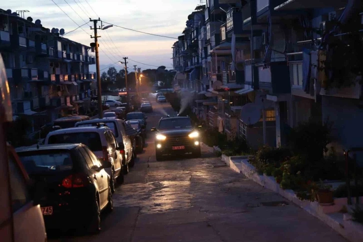 Didim’de sinek ve larvalara karşı ilaçlama çalışmaları sürüyor
