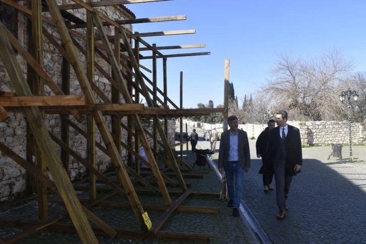 Didim Kaymakamı Kurucu, tarihi binadaki restorasyonu inceledi
