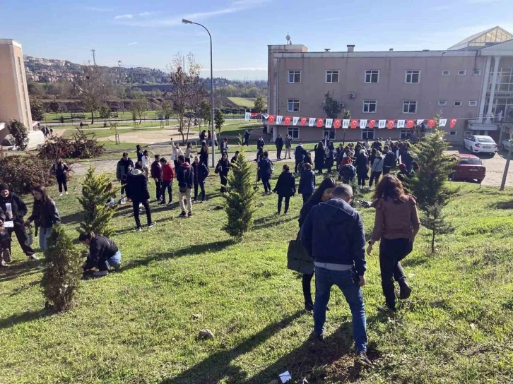 Diktikleri fidanlara şehitlerin isimlerini verdiler
