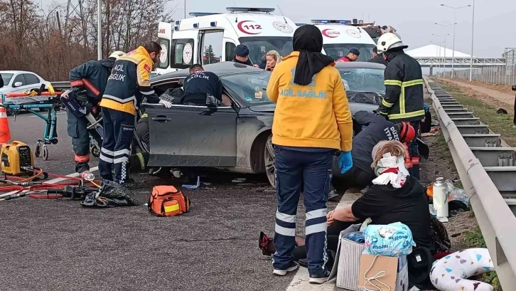 Dinlenme tesisinden çıkan otomobil, iki araçla çarpıştı: 3 yaralı
