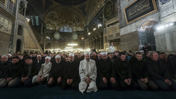 Diyanet İşleri Başkanı Erbaş, Ayasofya'da gençlerle sabah namazında buluştu