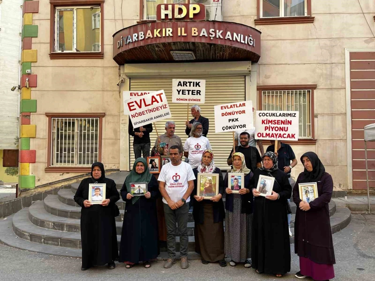 Diyarbakır anneleri "aileler dağıtıldı" haberlerine tepki gösterdi
